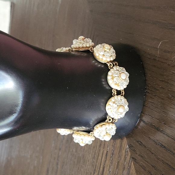 Jewelry - Vintage peral w/crystal bracelet